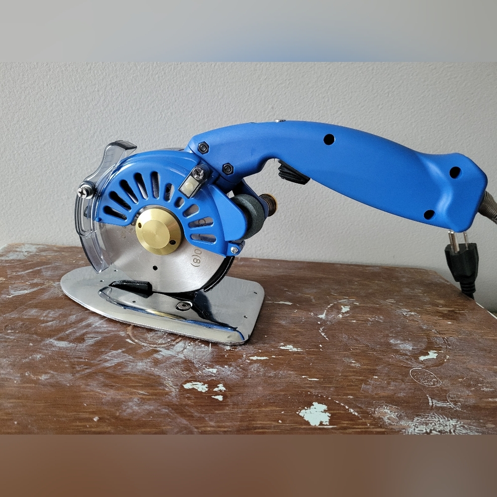 Direct drive servo rotary fabric cutting machine
